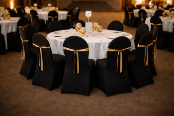 Černý potah na židli elastický k zapůjčení 